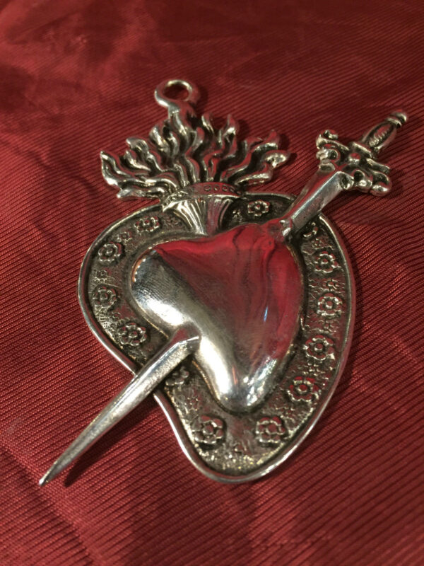 Cuore sacro fiamma con spada